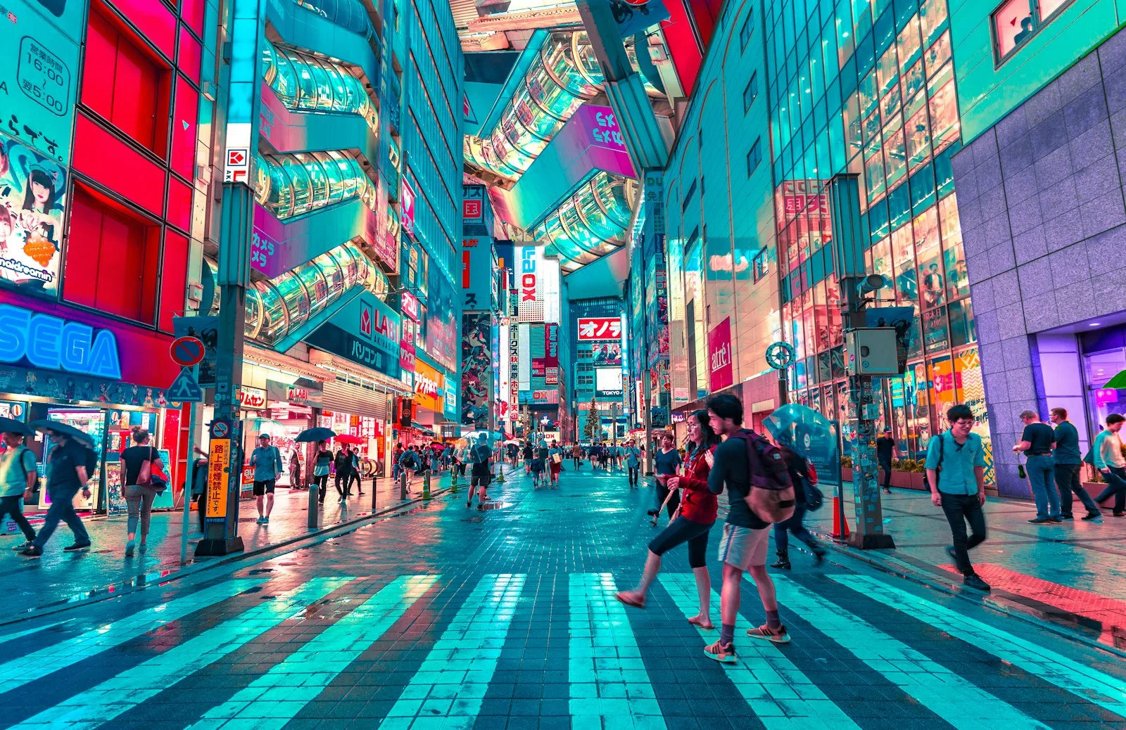 Shibuya Crossing à Tokyo la nuit avec néons