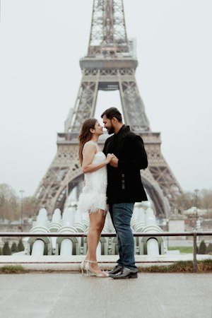 Couple photographié devant la tour Eiffel