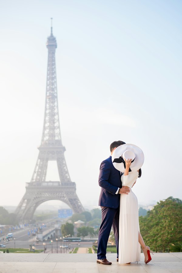 Couple qui s’embrasse lors d’une séance photo à Paris
