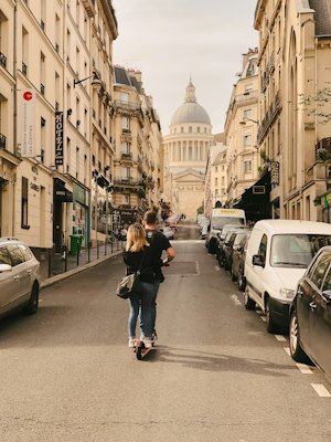Couple en scooter dans une rue de Paris