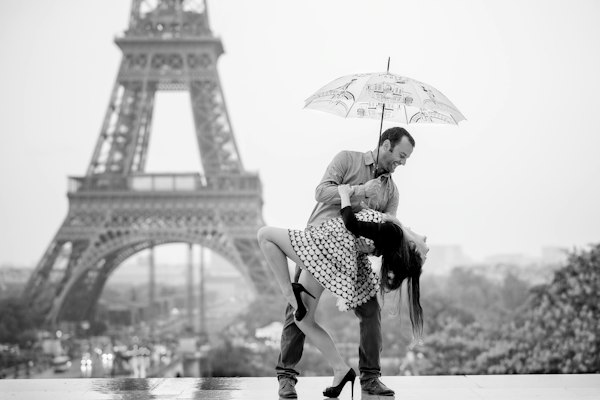 Couple sous un parapluie lors d’une séance photo